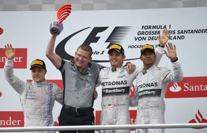 Rosberg celebra a vit&oacute;ria com Hamilton (segundo) e Vottas (terceiro). 