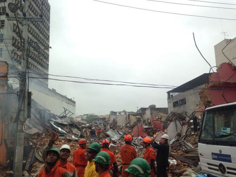 Prédio destruído por uma explosão nesta segunda, no Rio.