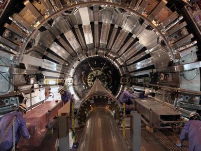 Especialistas trabalham no acelerador de partículas LHC.