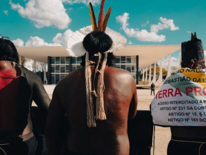 Indígenas protestando contra o marco temporal, em Brasília.