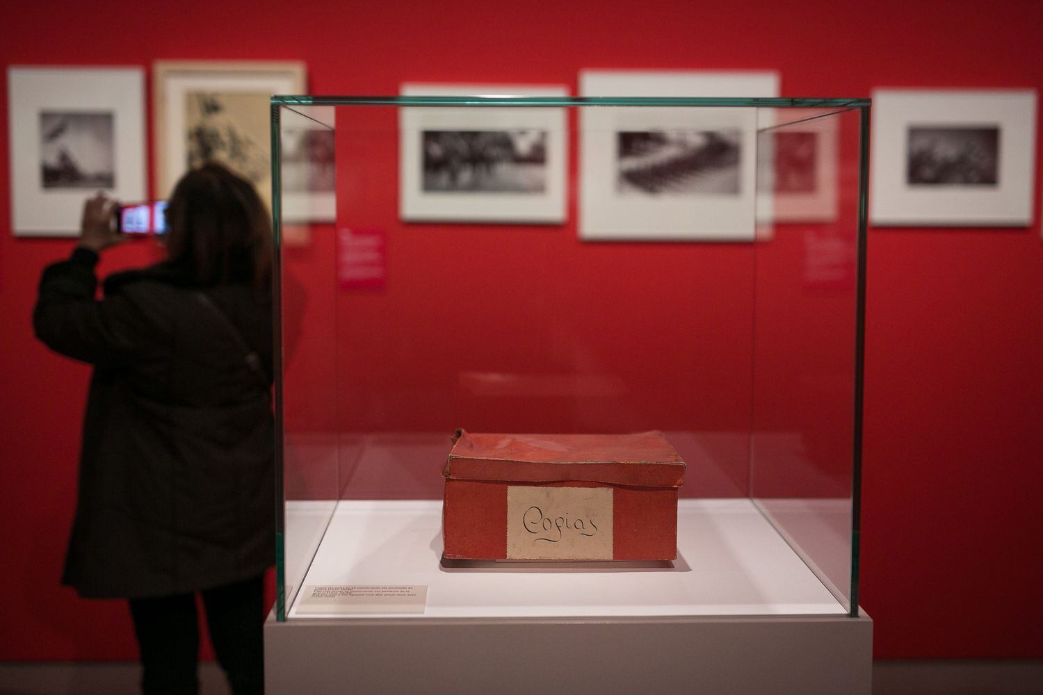 A caixa onde Antoni Campañà havia guardado parte das fotos que fez na Guerra Civil, agora exposta no MNAC.