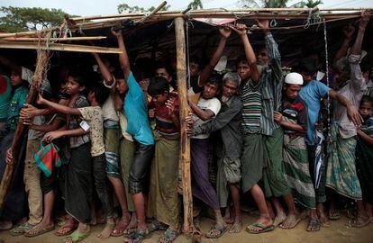 Rohingyas em fila para receber ajuda num campo de refugiados