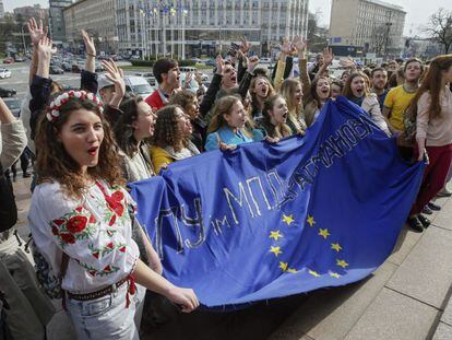 Concentração pró-europeia de estudantes em Kiev, às vésperas do referendo holandês sobre o acordo de associação entre a Ucrânia e a União Europeia.