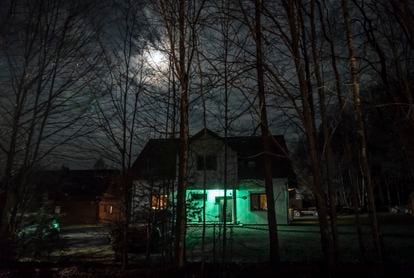 Uma casa iluminada de verde, sinal de que é um refúgio seguro, em Pogorcelze (Polônia), neste sábado. 
