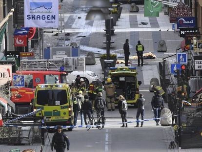 Policiais evacuam a zona do atentado em Estocolmo.