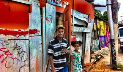 Nilson Alcides e a filha Raquel em frente à casa da família.