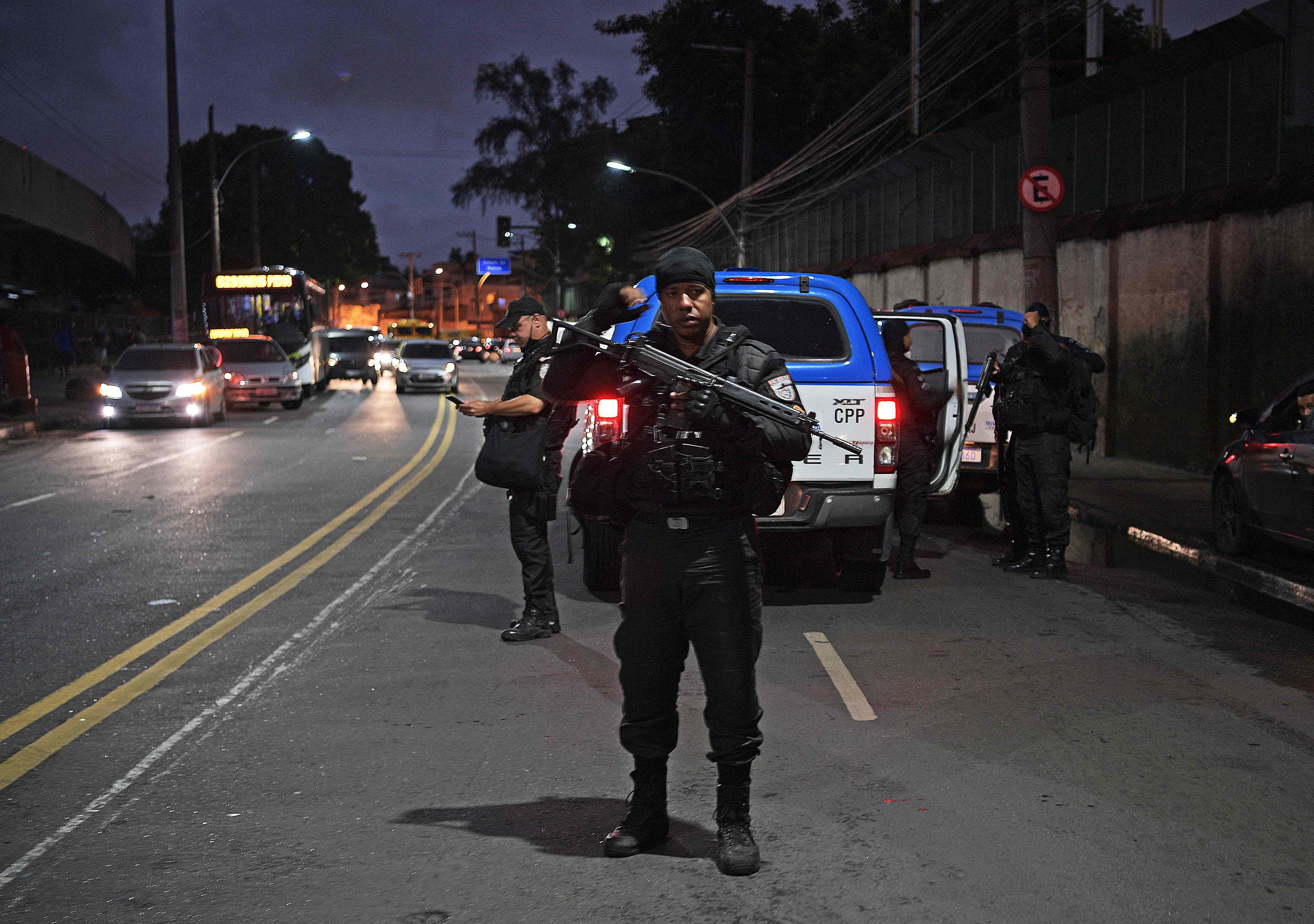 Controle policial numa rua do Rio de Janeiro, em maio. /