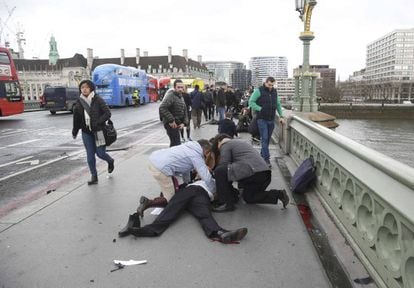 Transeuntes socorridos depois do atentado de Londres em 22 de março passado.