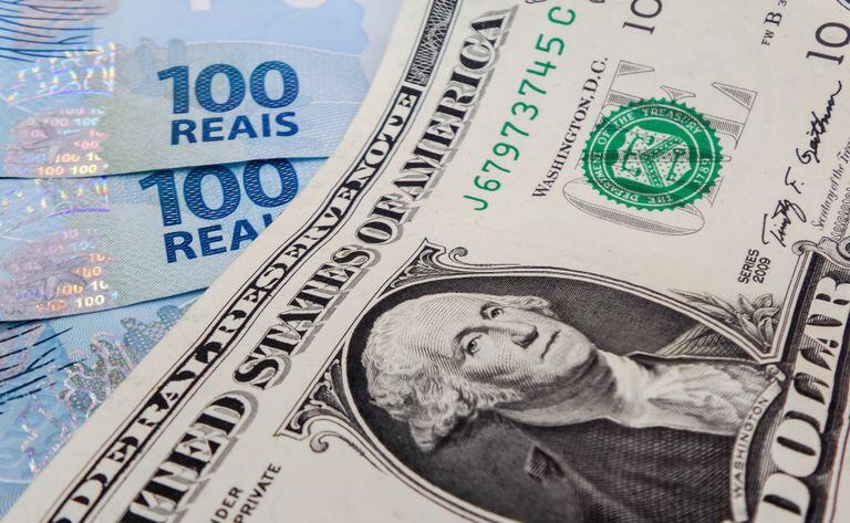 Após dias de recuo, dólar volta a subir ante o real.