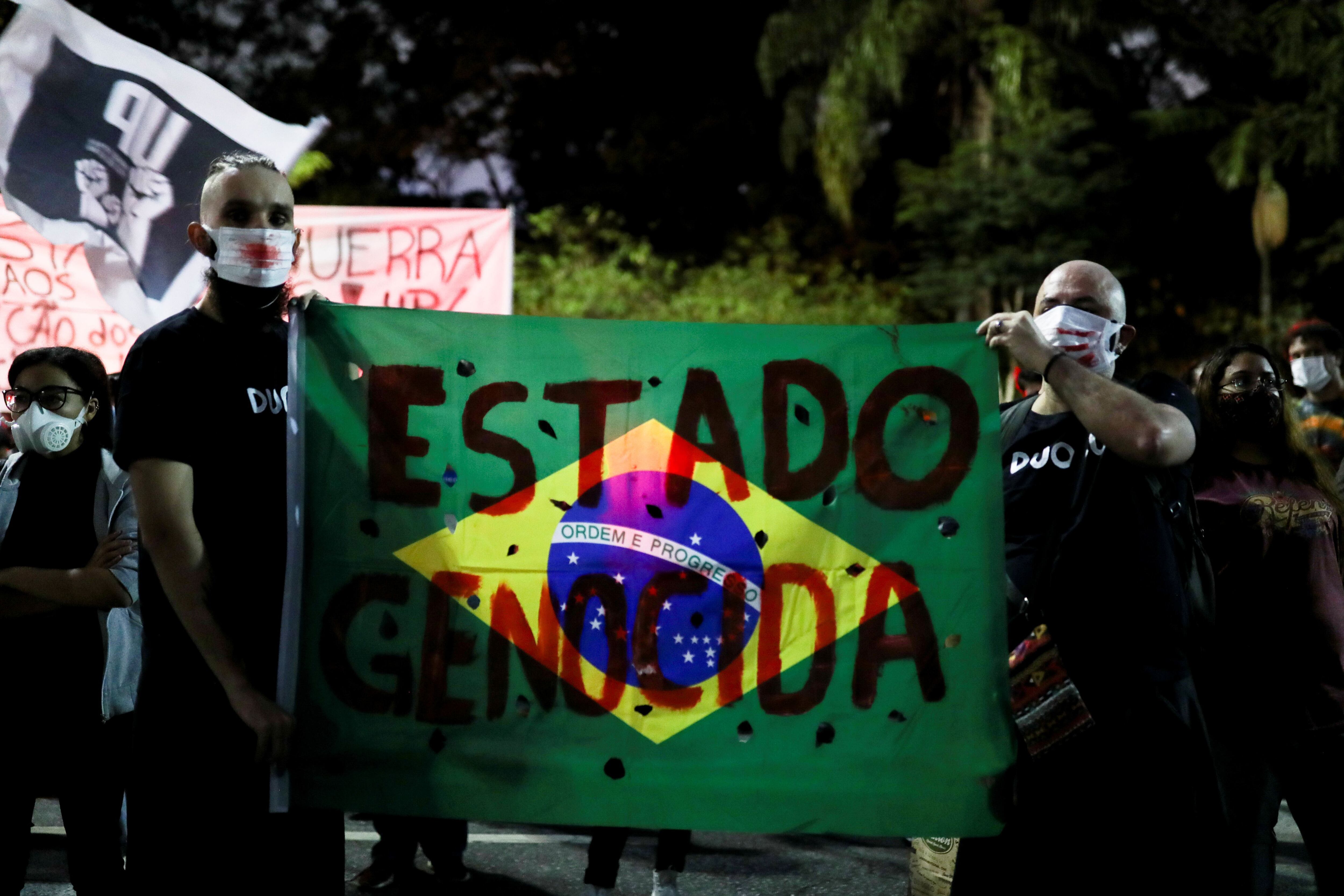 Manifestantes protestam na avenida Paulista, em São Paulo, neste sábado, contra as mortes na comunidade do Jacarezinho.