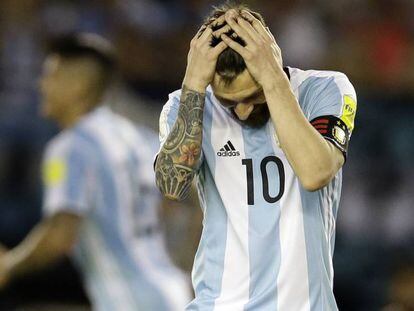 Lionel Messi leva as mãos à cabeça durante a partida contra o Chile.