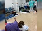 Imagem do Hospital 12 de Octubre, de Madri, na Espanha. Pacientes aguardam atendimento no chão nesta quarta-feira.