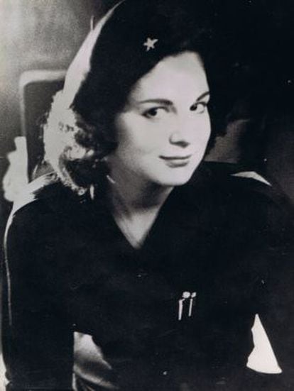 MARITA LORENZ, COM O UNIFORME DO MOVIMENTO 26 DE JULIO, EM 1959.