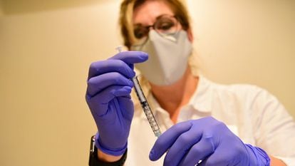 Funcionária de saúde prepara uma seringa com a vacina da Janssen