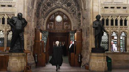 Advogado do Parlamento britânico leva da Câmara dos Lordes à Câmara dos Comuns na segunda-feira a lei que obriga a prorrogar o Brexit.