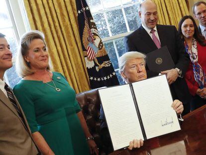 Trump assinando o decreto