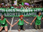 Mujeres marchan frente al Congreso argentino por una ley de aborto legal.