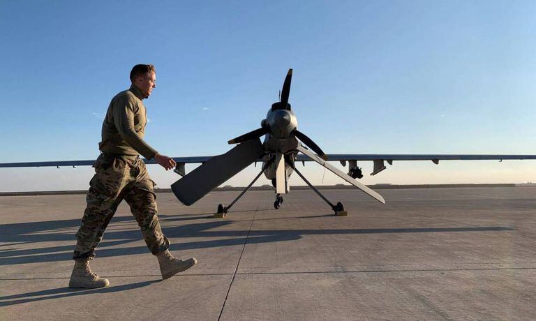 Um soldado norte-americano caminha diante de um drone na base aérea de Ain al Assad, no Iraque, em 13 de janeiro.