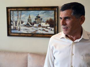 General Carlos Alberto Santos Cruz, ex-ministro do Governo Bolsonaro, em seu apartamento em Brasília.
