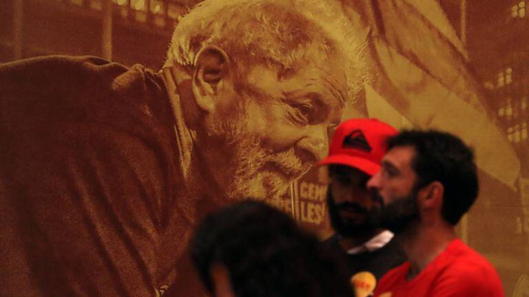 Apoiadores de Lula assistem ao lançamento da pré-candidatura do petista no dia 8 de junho