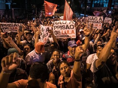 Apoiadores de Lula se concentram em São Bernardo do Campo, nesta quinta.