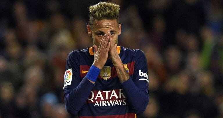 Neymar perdeu pênalti ontem contra o Valencia.