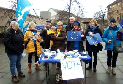 Um grupo de partidários da permanência na UE, entre eles Bill Rodger (atrás, com cabelo branco), no sábado em Edimburgo, Escócia (Reino Unido).