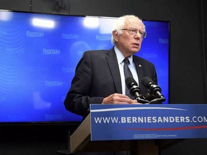 O candidato democrata Bernie Sanders se prepara para começar seu discurso, que foi transmitido pela Internet.