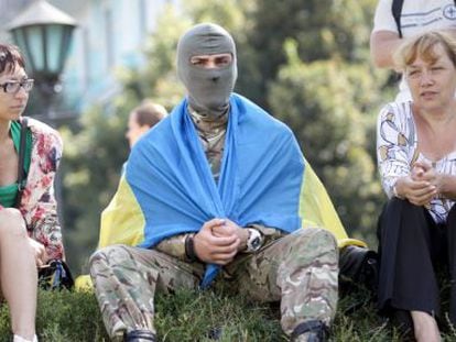 Um membro do batalhão de voluntários Azov durante uma cerimônia de despedida de soldados em Kiev.