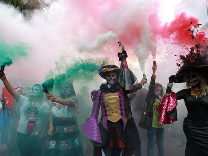 Um grupo de pessoas durante o desfile de La Catrina, no dia 22 de outubro na Cidade de México. A caveira Catrina, originalmente 'Cavalera Garbancera', criada por José Guadalupe, é atualmente a imagem mais representativa do Dia dos Mortos, uma festividade indígena mexicana que honra aos ancestrais durante os dias 1 e 2 de novembro.