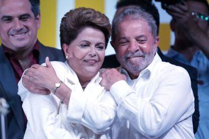 Lula abraça Dilma em seu discurso da vitória.