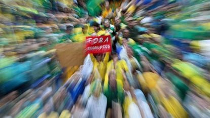 Manifestantes protestam contra o Governo Dilma em Curitiba no dia 13 de março.