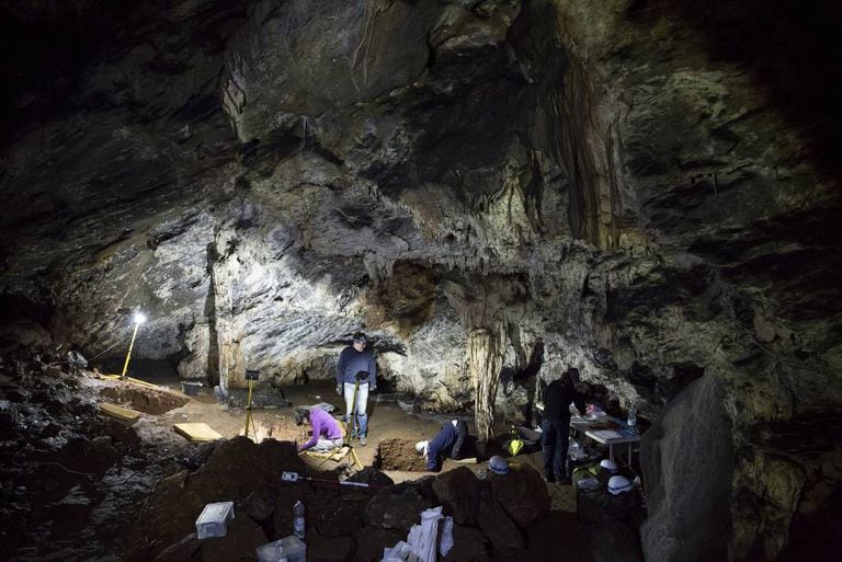 Pesquisadores na Gruta de Ardales.