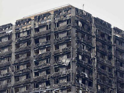 A torre Grenfell Tower em Kensington após o incêndio (Londres).