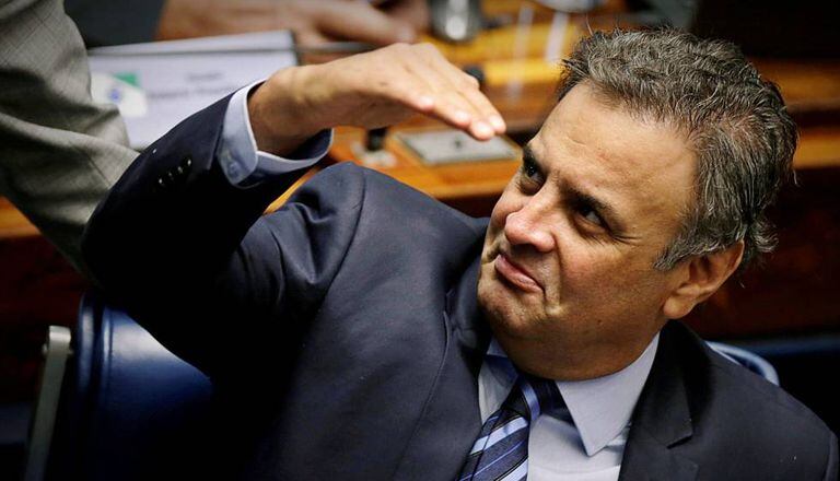 Aécio: de presidenciável aclamado a rejeitado no próprio estado.