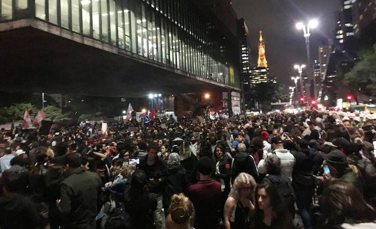 Manifestantes reunidos na avenida Paulista nesta sexta-feira.