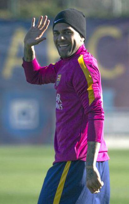 Dani Alves acena para os jornalistas no treino de sexta-feira.