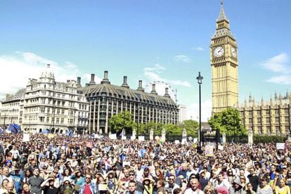 Milhares de manifestantes saíram às ruas em Londres para protestar contra o Brexit, em 2 de julho.