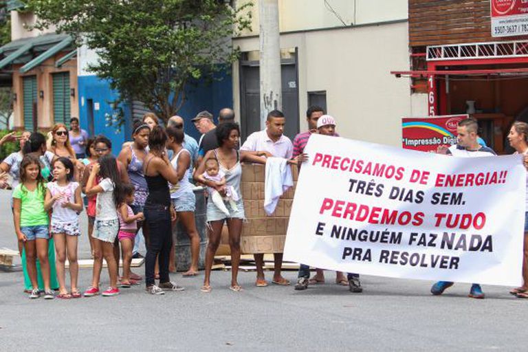 Moradores do Brooklin, em São Paulo,. protestam por falta de energia, no dia 12.