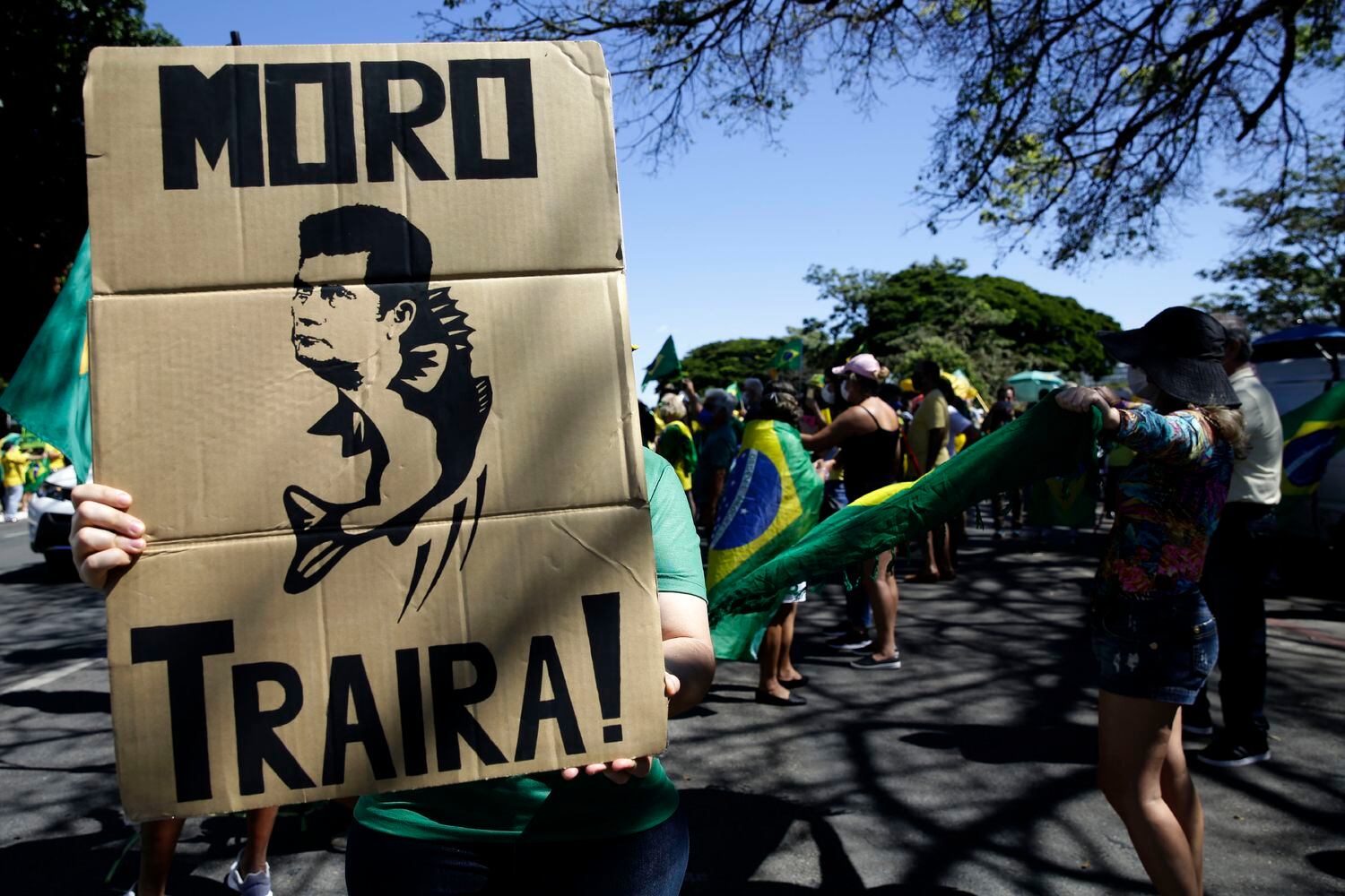Manifestante segura cartaz contra Moro em ato em Brasília, no dia 3 de maio.