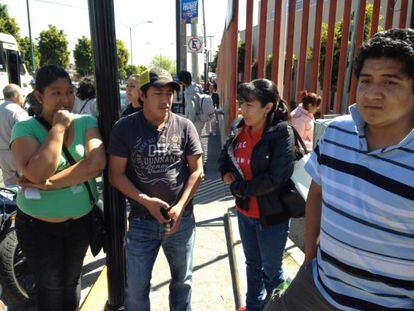 Familiares de pessoas atingidas pela explosão em hospital infantil no México