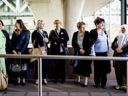 Mulheres da Associação de Mães de Srebrenica chegam em Haia (Holanda).