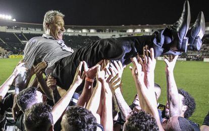 Tite é levantado pelos jogadores após o título.