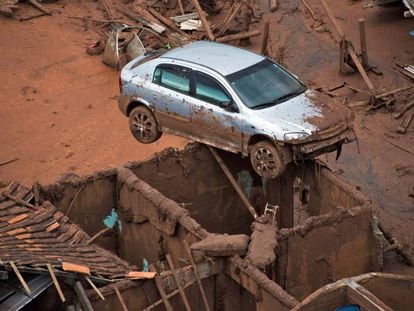 Destruição em Bento Rodrigues, Mariana (Minas Gerais), após rompimento de uma barragem da mineradora Samarco.
