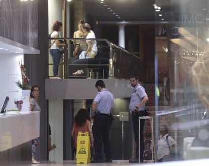 Polícias catalães no interior do hotel Silken na Rambla
