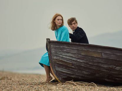 Saoirse Ronan e Billy Howle, em ‘Na Praia’.