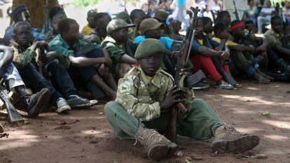 Cerimônia de desbomilização de crianças soldados em Yambio, Sudão do Sul.