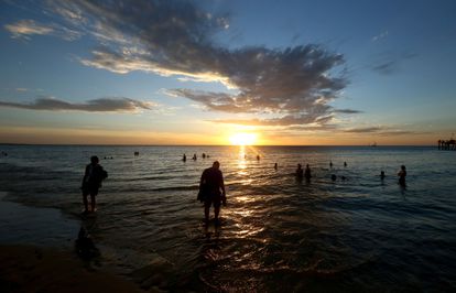 Banhistas curtem a praia de Glenelg Beach, na Austrália, em 18 de dezembro.