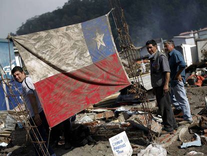 Vítimas do terremoto junto a uma bandeira de Chile.