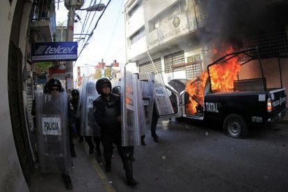 Viatura policial é incendiada em Guerrero em protesto pelos desaparecidos.